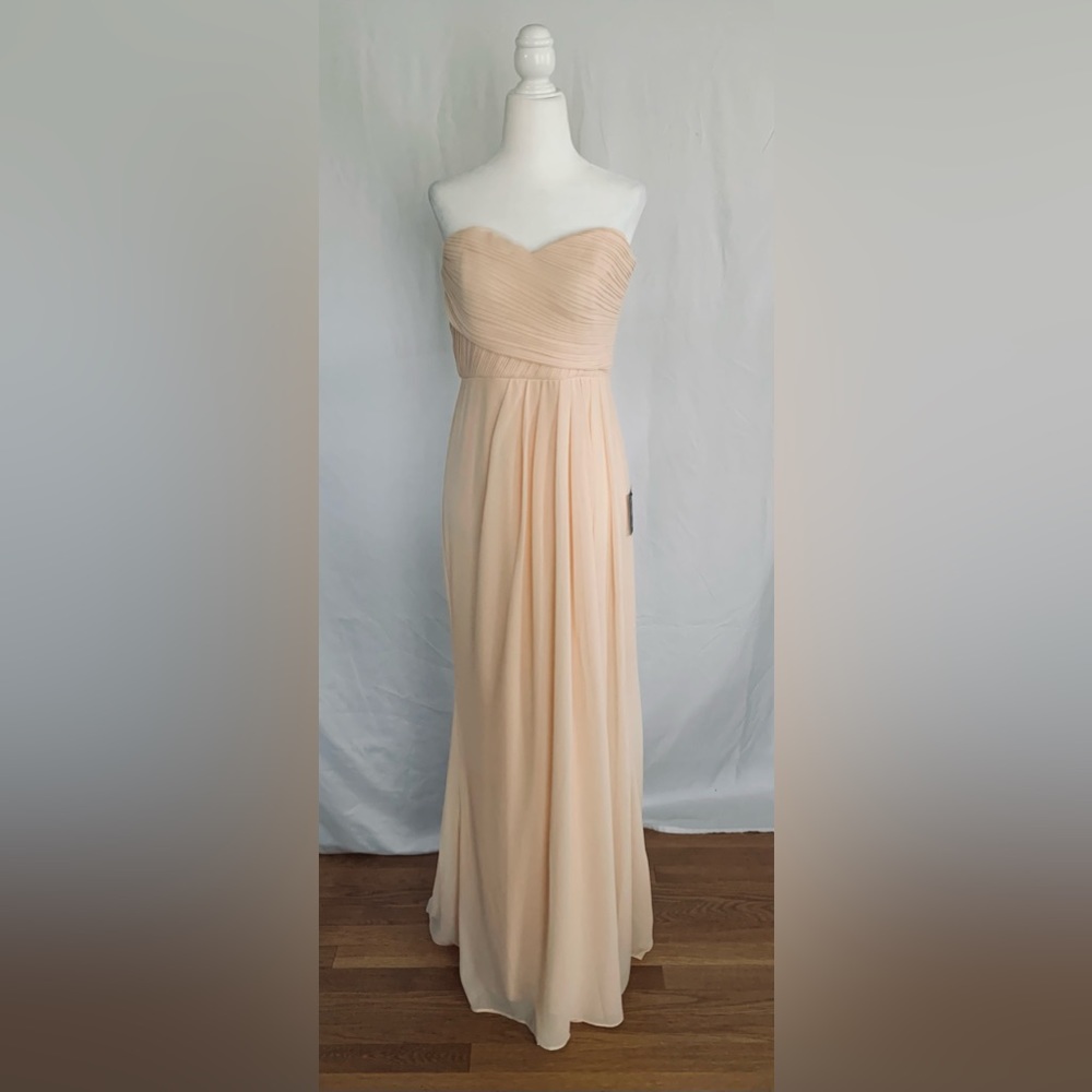 NWT Lulu’s Bridesmaid Gown. Peach, Strapless, Flowy, Lined and Pleated. Size M